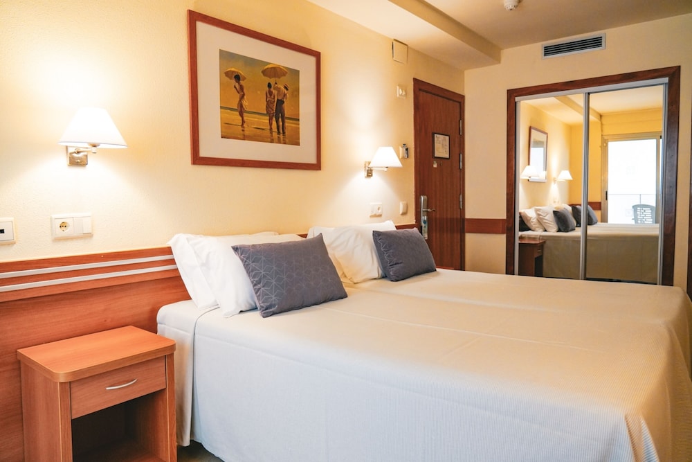 Room (single parent 1 adult + 2 children)