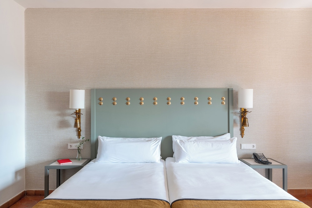 Standard Twin Room (3 Adults) photo 3