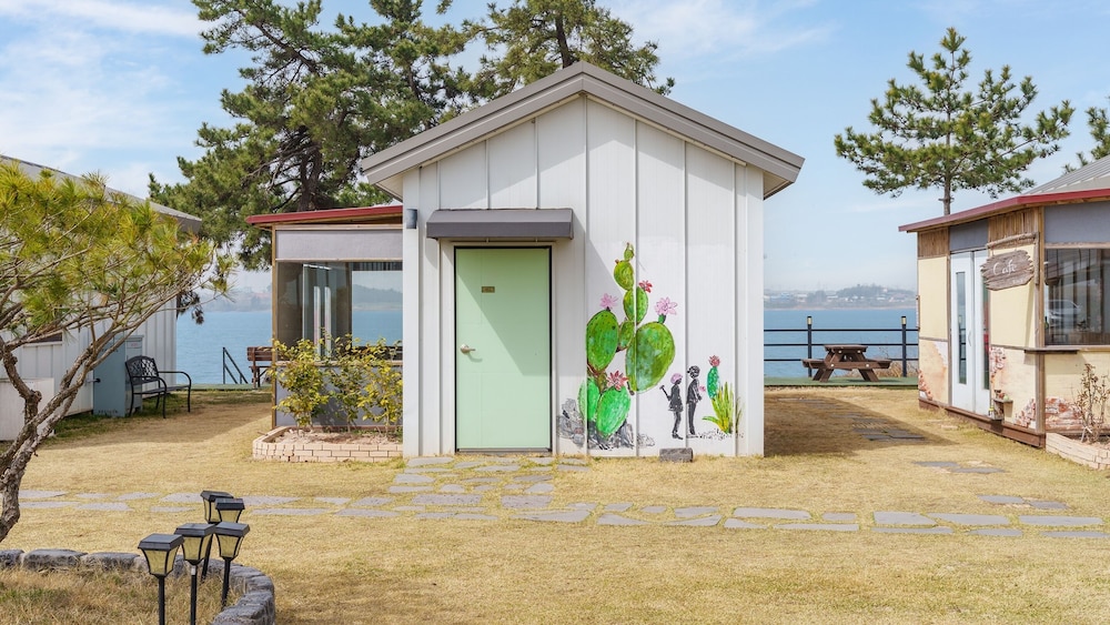 Basic Room, 1 Bedroom (102(Private House/Ocean View/BBQ))