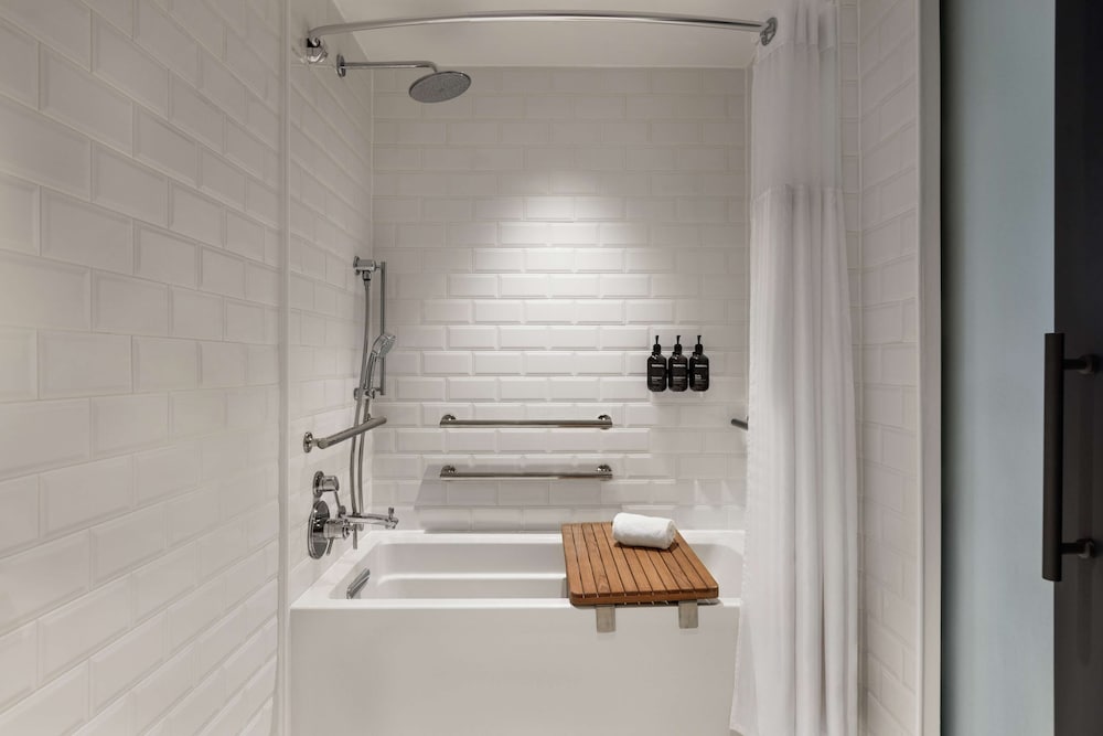 Room, 1 Queen Bed, Accessible, Corner (Mobility & Hearing, Bathtub) - Photo 3