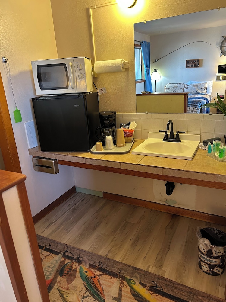 Suite #4, Deluxe Studio Suite, 2 Queen Beds, Kitchenette, Ground Floor photo 3