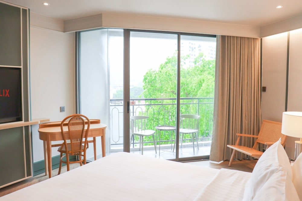 Superior City View with Balcony, King Bed photo 3
