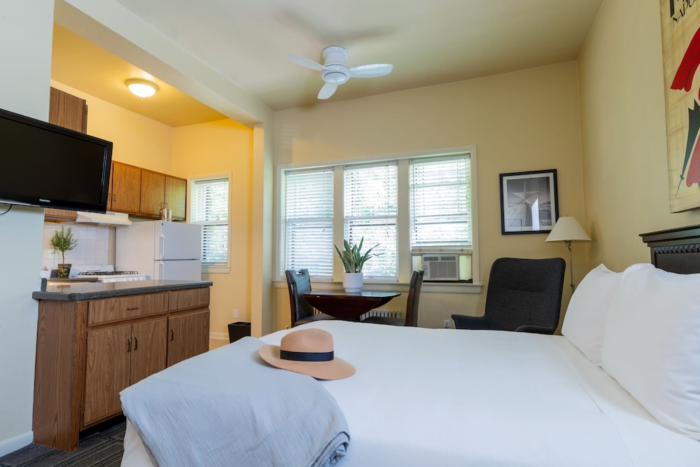 Deluxe Room, 1 Queen Bed photo 2