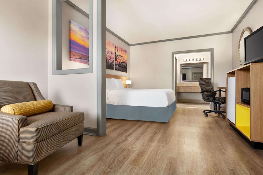 Standard Room, 1 King Bed - Photo 3