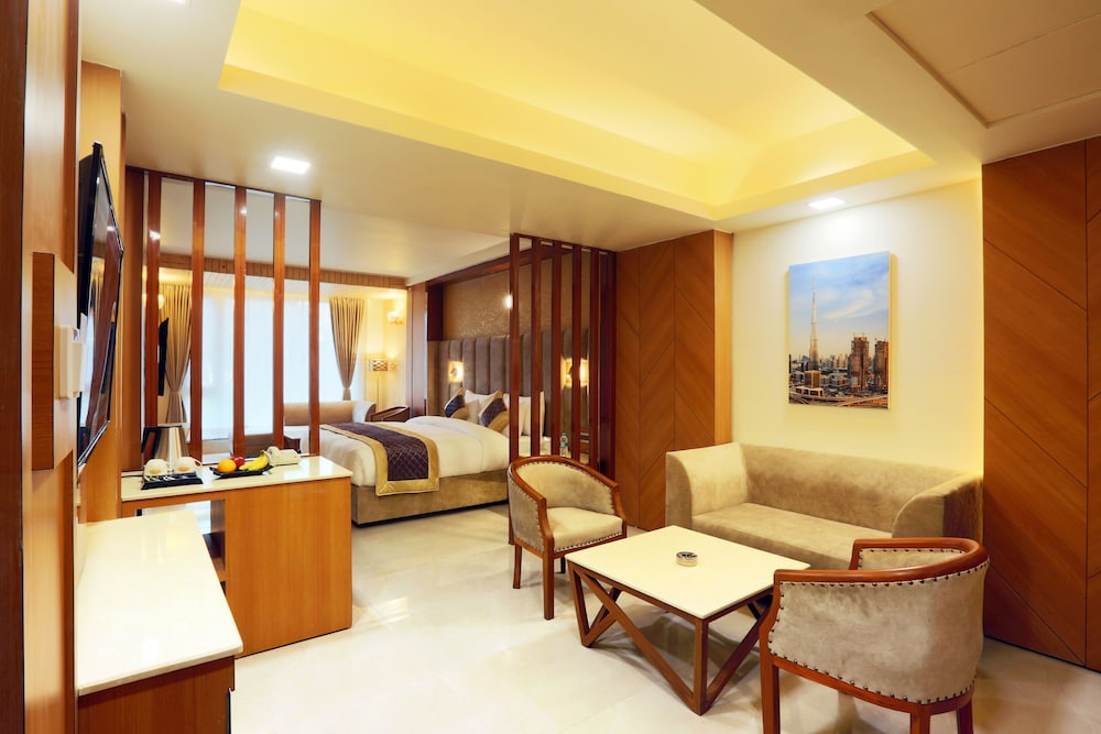 Business Studio Suite, 1 King Bed photo 1