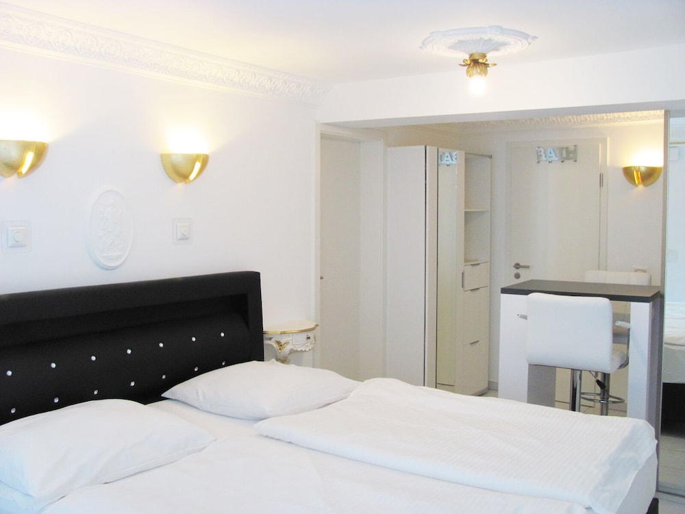 City Double Room, Private Bathroom, Courtyard View (2) photo 1