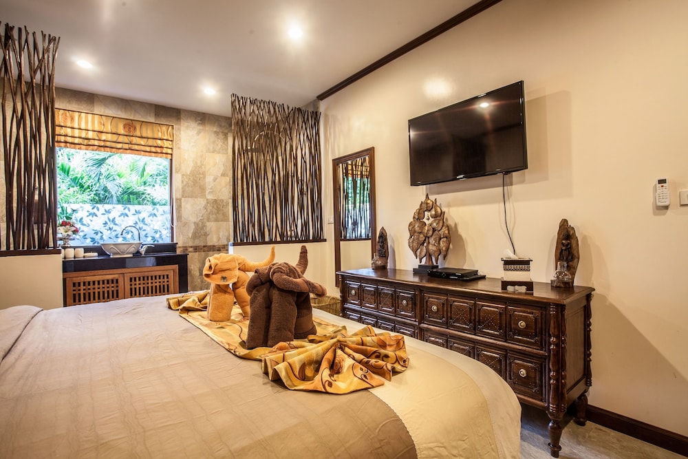 Whole Villa Using All 5 Bedrooms For 10 Adults photo 2