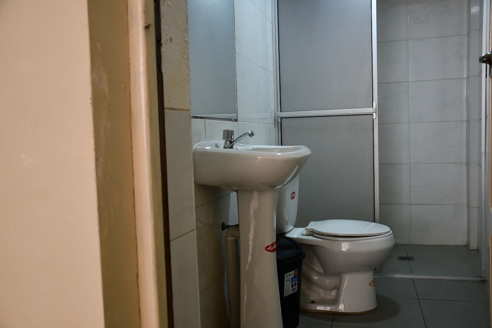 Economy Double Room, 1 Queen Bed, Shared Bathroom photo 2