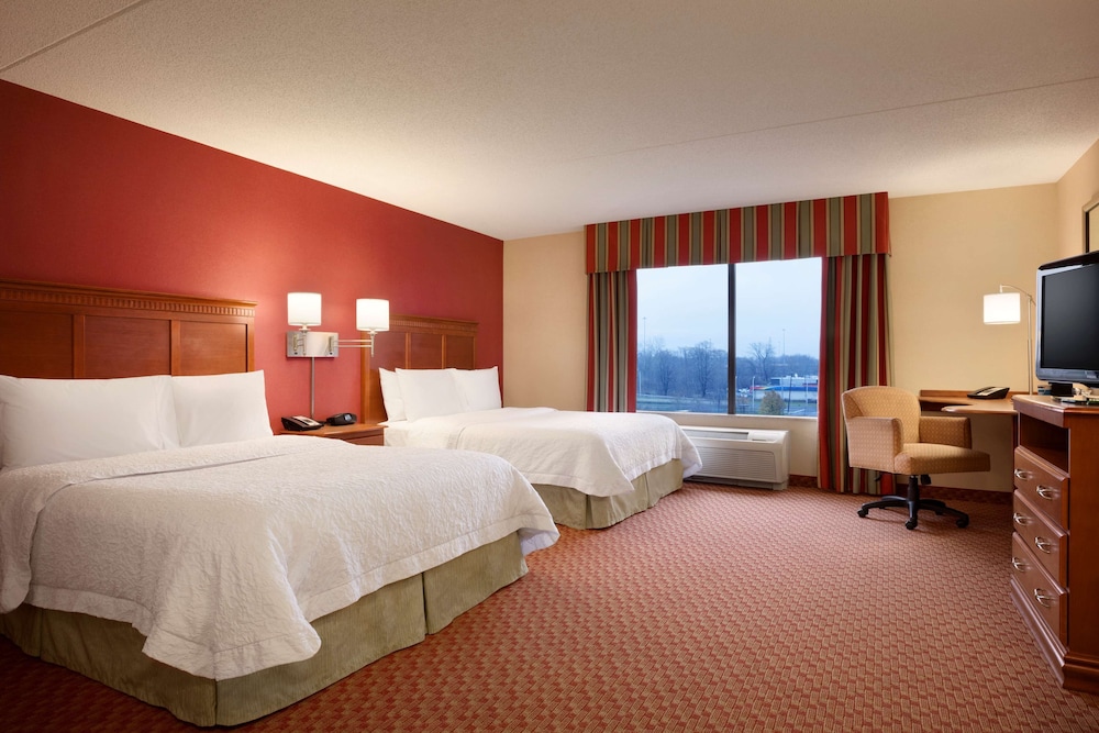 Room, 2 Queen Beds, Accessible, Bathtub - Photo 2