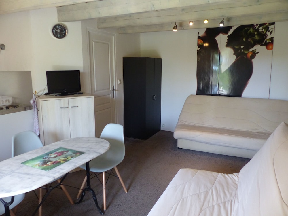 Comfort Apartment, Private Bathroom, Courtyard View photo 1