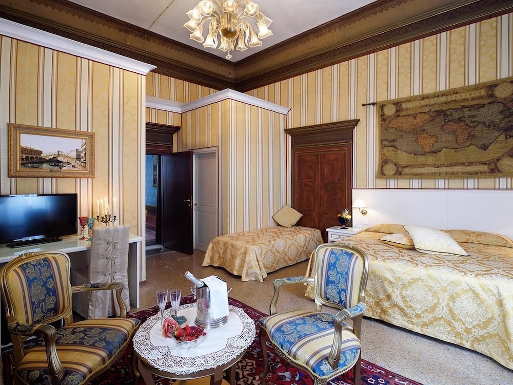 Superior Double Room, Canal View photo 3