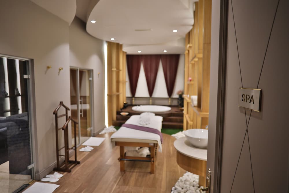 Royal Residence - Photo 8