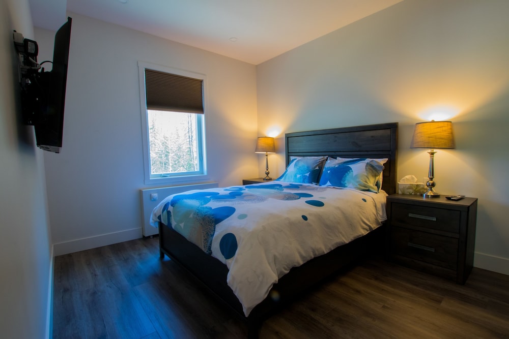 Suite, 1 Queen Bed with Sofa bed, Kitchenette, Mountain View photo 1