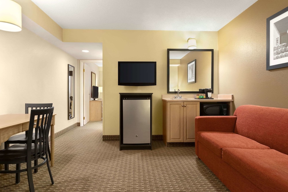 Suite, 1 King Bed, 2 Bedroom, 1 Pull Out, Non Smoking (First Floor Drive Up) - Photo 1