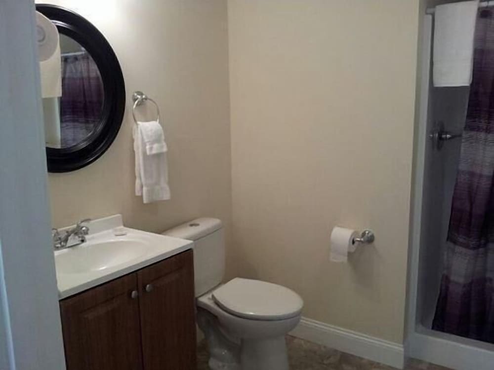 Standard Room, 1 Queen Bed photo 3