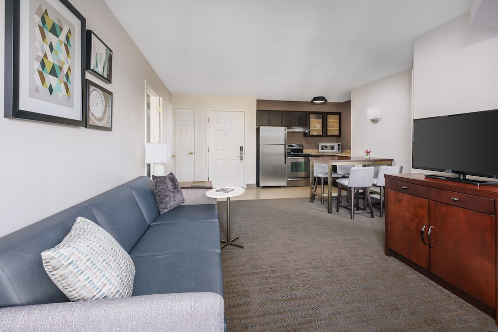 Suite, 2 Bedrooms, Fireplace - Photo 4
