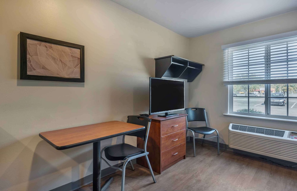 Standard Studio, 1 Queen Bed, Non Smoking, Refrigerator & Microwave photo 2