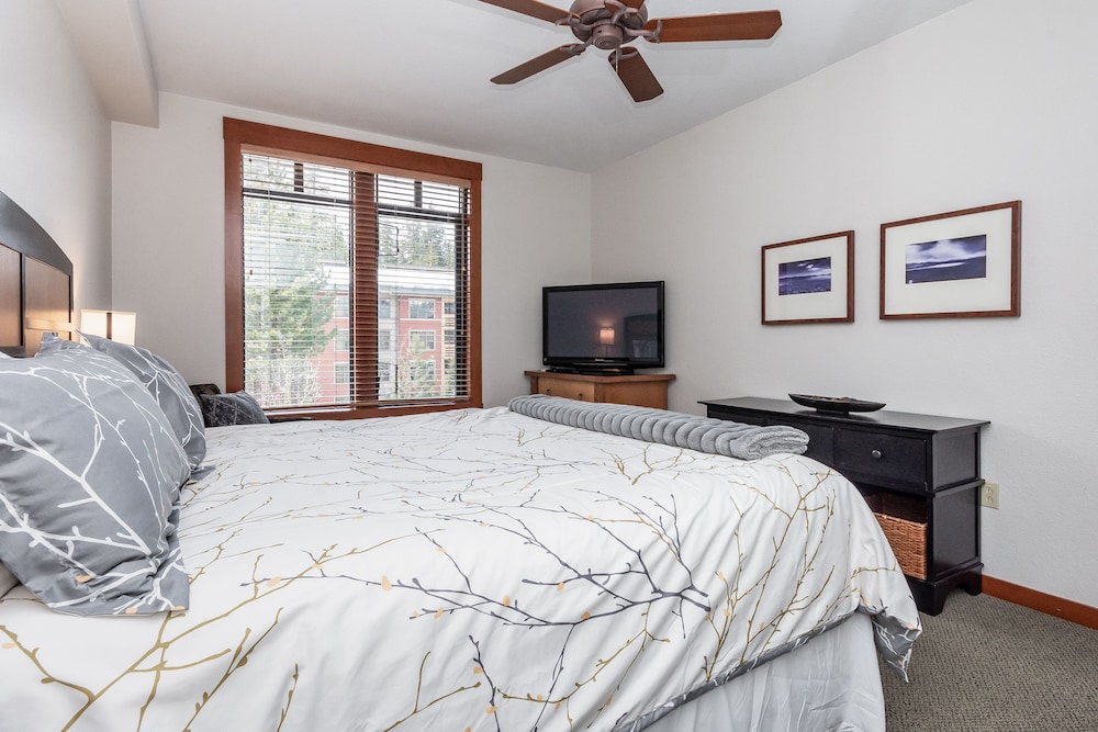 Condo, 2 Bedrooms (Village #3310 Lincoln House) photo 3