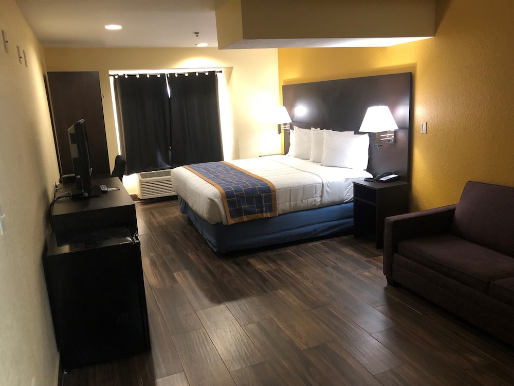 Room, 1 King Bed, Non Smoking (Efficiency) - Photo 5