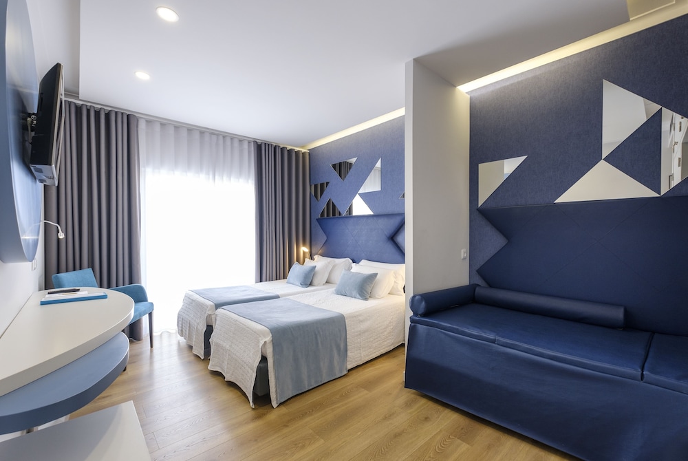 Basic Triple Room, Balcony, City View photo 2