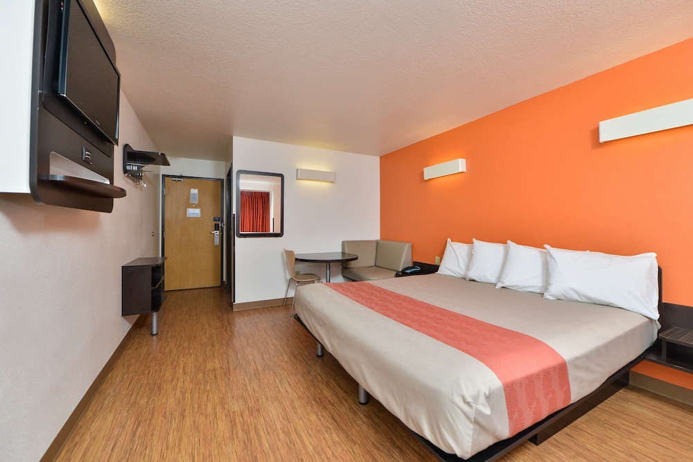 Standard Suite, 1 Queen Bed, Non Smoking - Photo 2