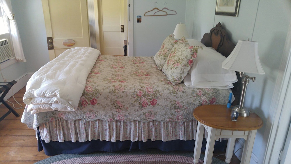Room, 1 Queen Bed, Private Bathroom, Partial Ocean View photo 2