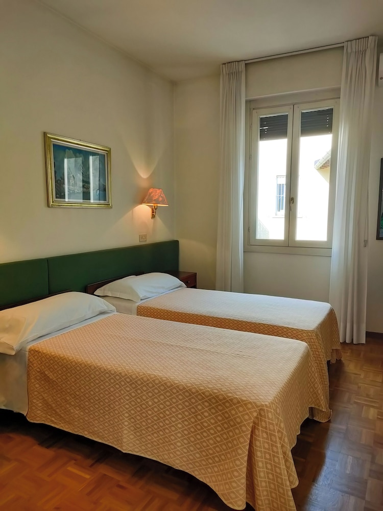 Standard Double or Twin Room - Photo 4