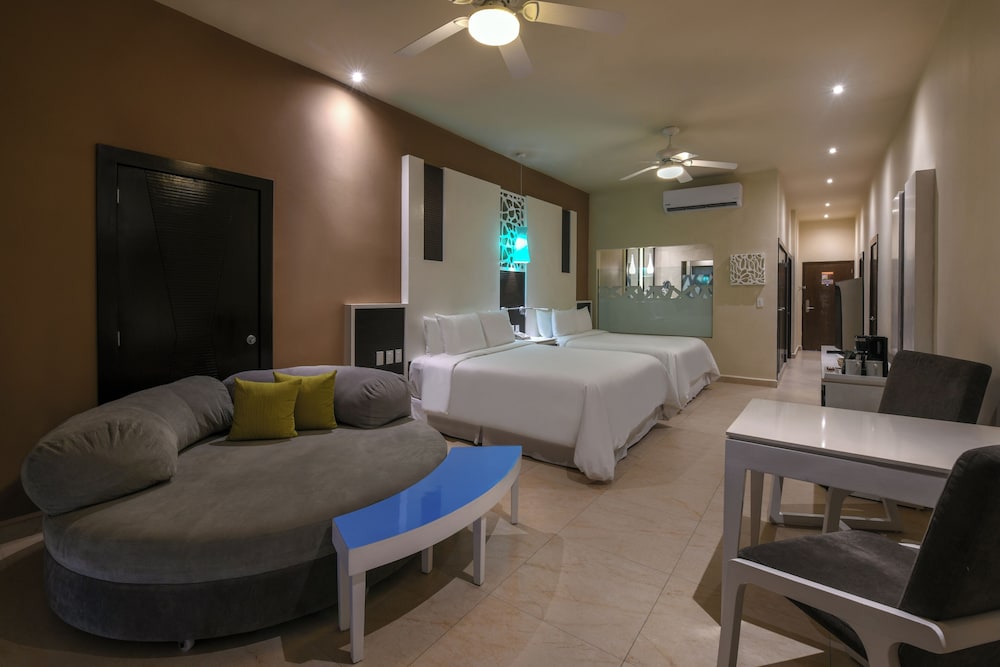 OCEANFRONT POOL SWIM UP SUITE - Photo 1