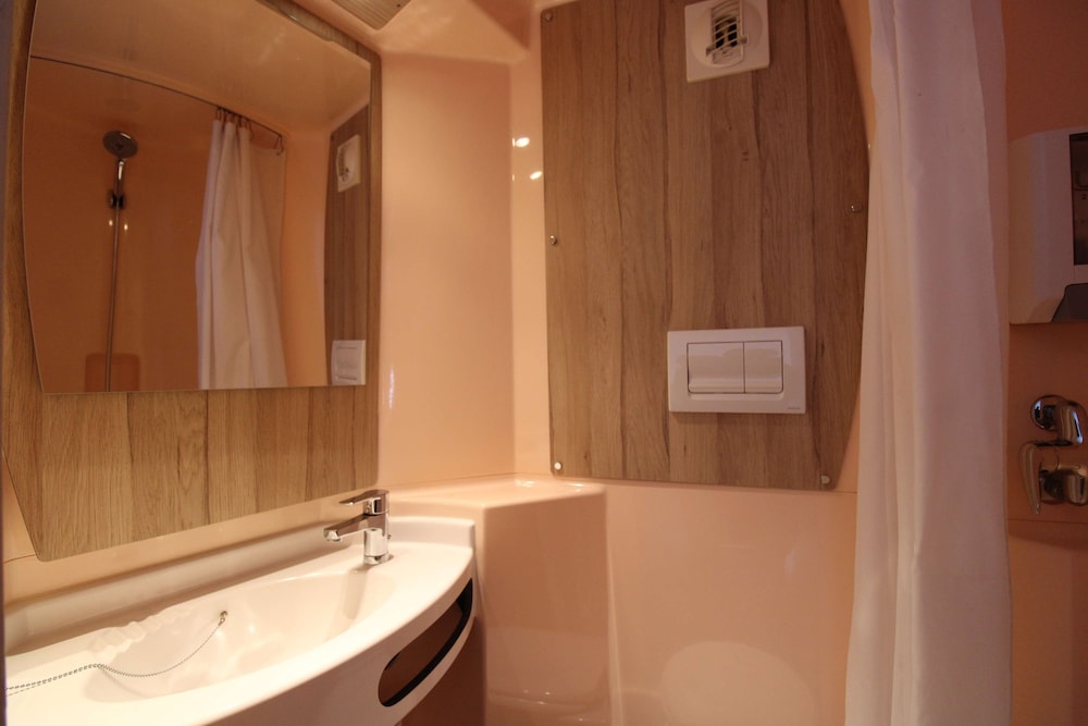 Standard Room, 3 Twin Beds photo 2