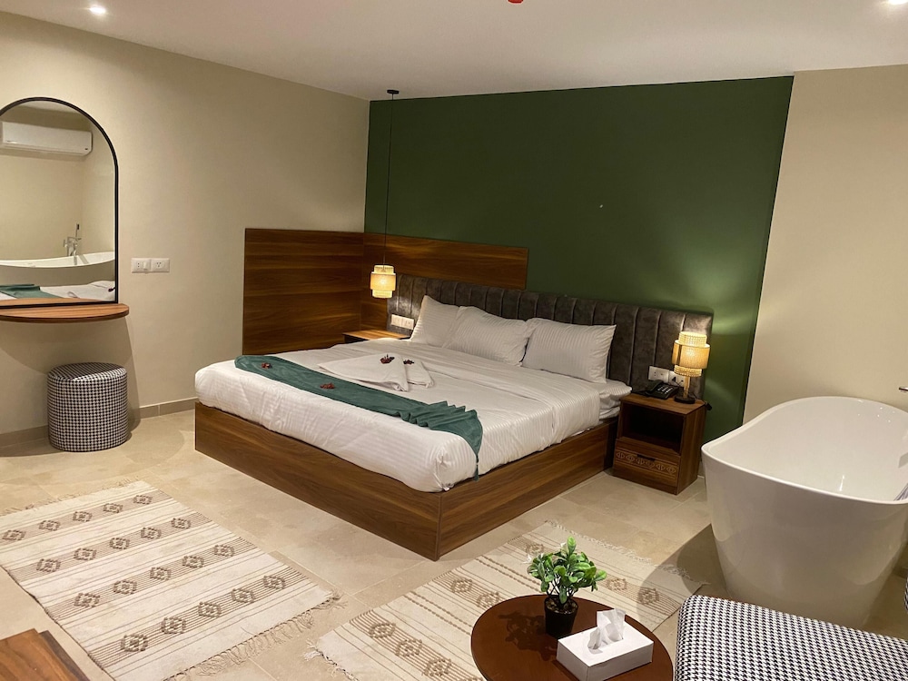 Deluxe King Room Panoramic Pyramids View
