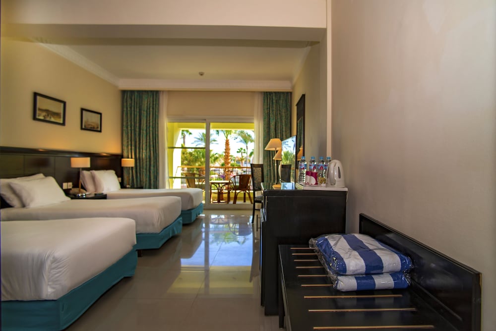 Standard Room, 3 Twin Beds, Garden View - Photo 7