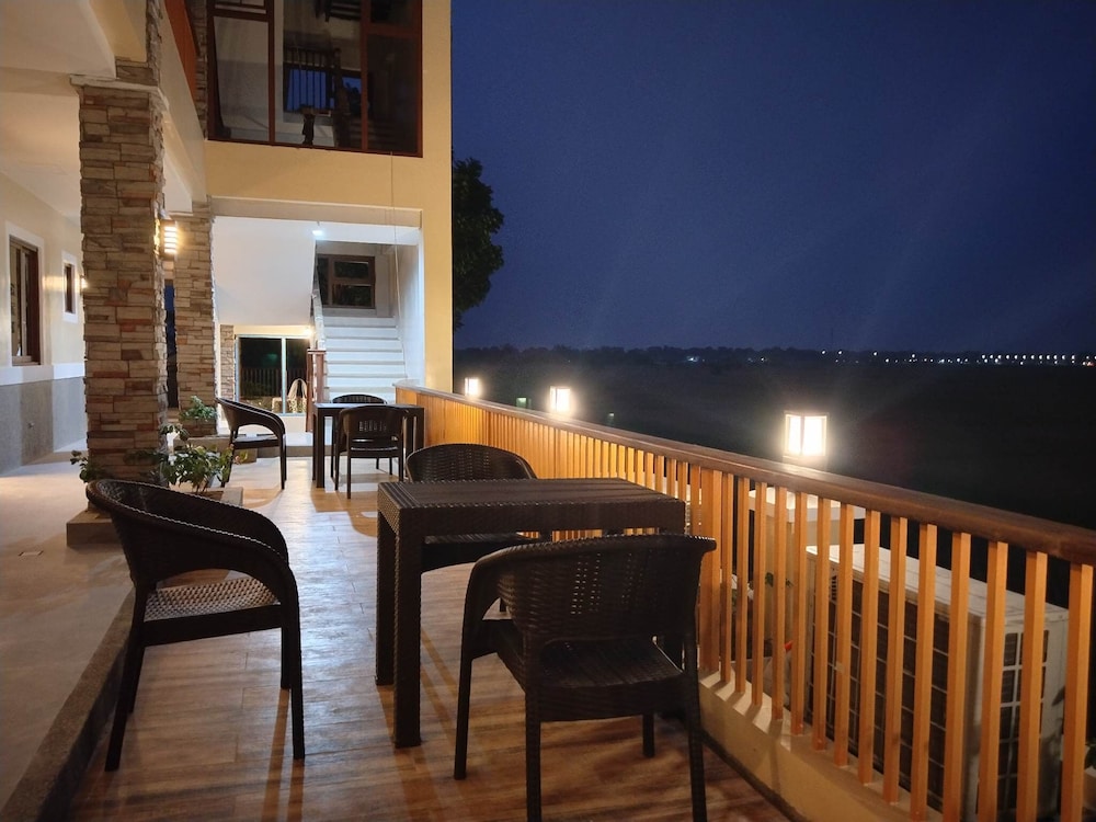 Superior Room, 2 Queen Beds, Pool Access, Pool View photo 3