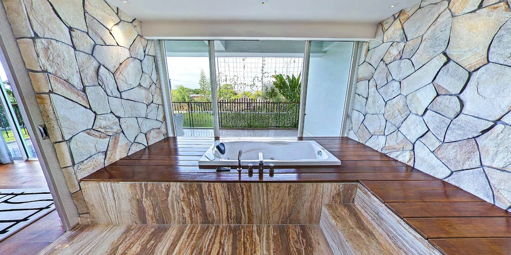 TStone Jacuzzi Suite (Standard Check Out at 2:00 PM)
