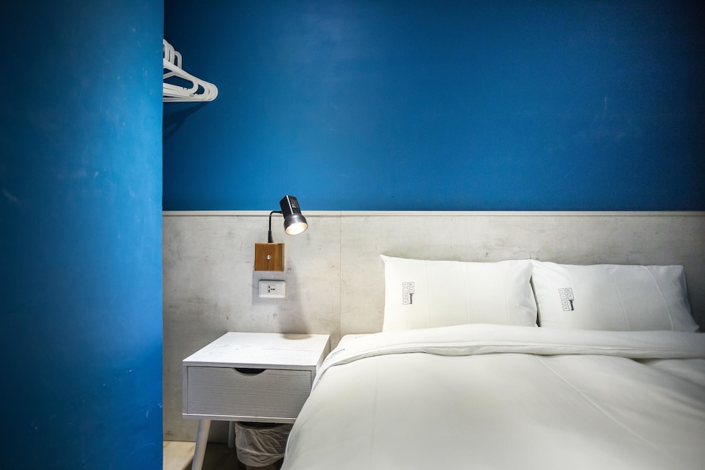 Single Room, 1 Double Bed, Shared Bathroom photo 1