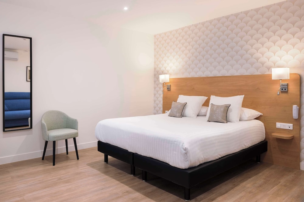 Deluxe Room, Multiple Beds, Non Smoking - Photo 2