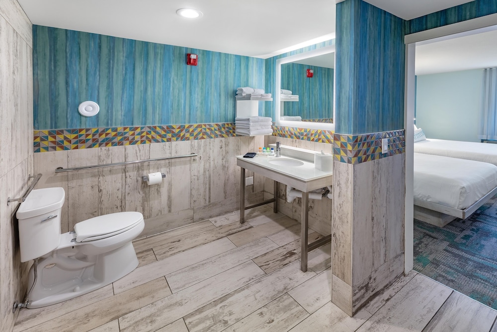 Room, Multiple Beds, Accessible (Parkway Two Bedroom Suite Accessible) photo 3
