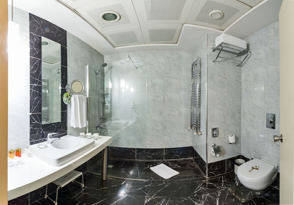 Standard Twin Room, 2 Twin Beds, Courtyard View photo 2