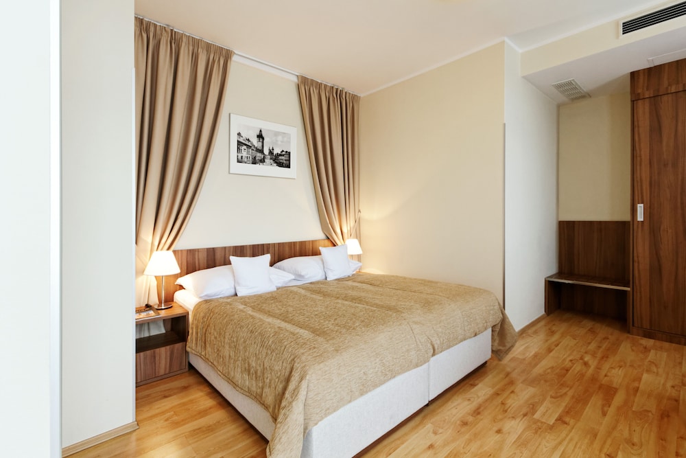 Suite, 1 Double Bed thumbnail 5