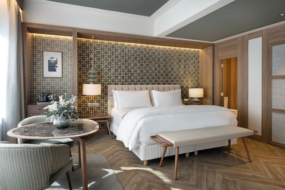 Suite, 1 King Bed with Sofa bed, Corner