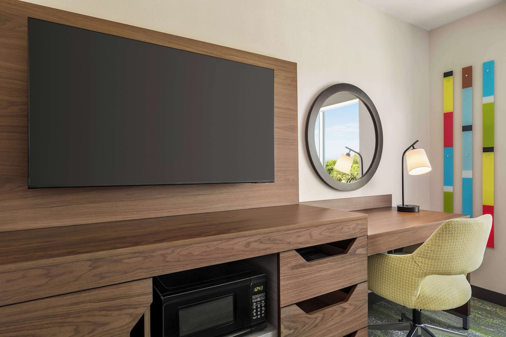 Room, 2 Queen Beds, Refrigerator & Microwave - Photo 3
