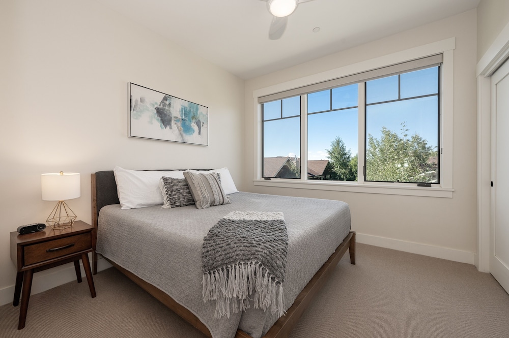 Condo, 2 Bedrooms