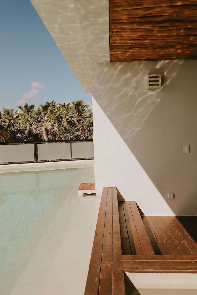 Honeymoon Suite Ocean Front and plunge pool photo 3