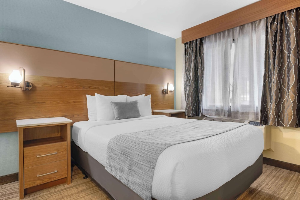 Standard Room, 1 Queen Bed, Accessible, Non Smoking (1st Floor;Living Room;Pet Friendly)