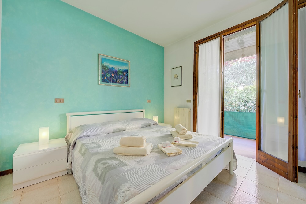 Family Apartment, Multiple Bedrooms (Cinzia Apartment Front Beach)