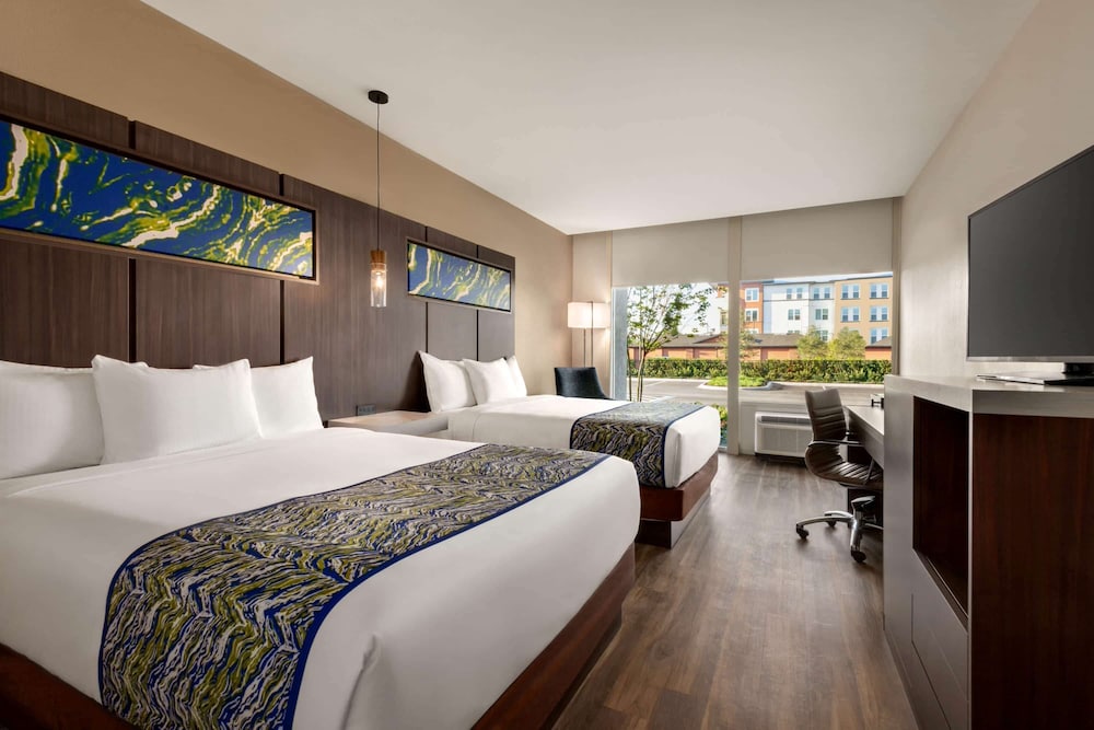 Room, 2 Queen Beds, Accessible, Non Smoking (Mobility/Roll-In Shower)