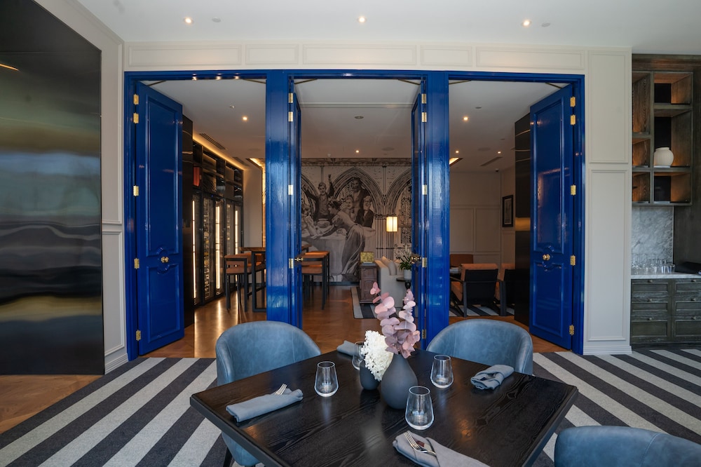 Junior Suite, 1 King Bed, Club Lounge Access