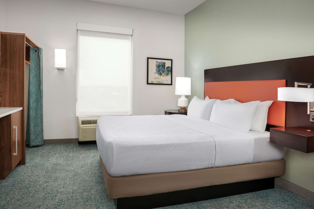 Suite, 1 King Bed with Sofa bed, Accessible, Bathtub photo 3