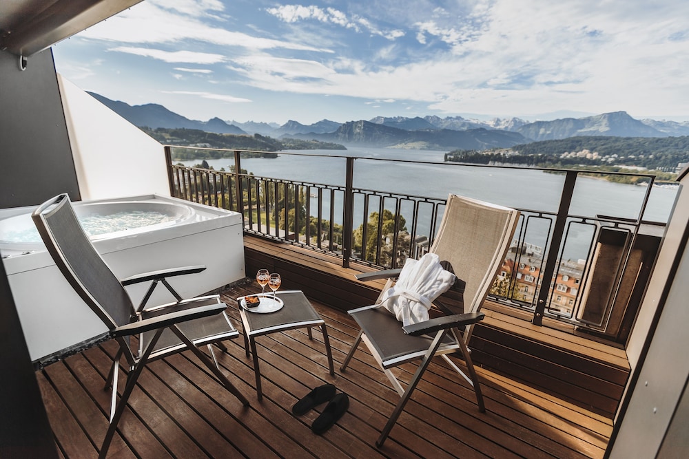 Signature Penthouse Spa Suite Lakeside photo 3