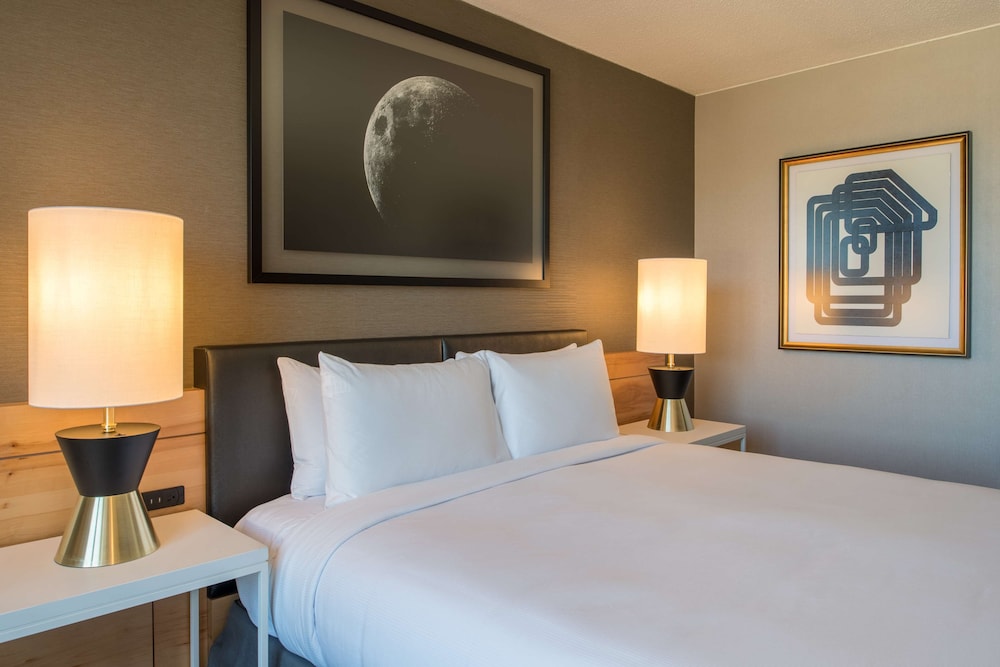 Room, 1 King Bed, Accessible (Hearing) - Photo 1