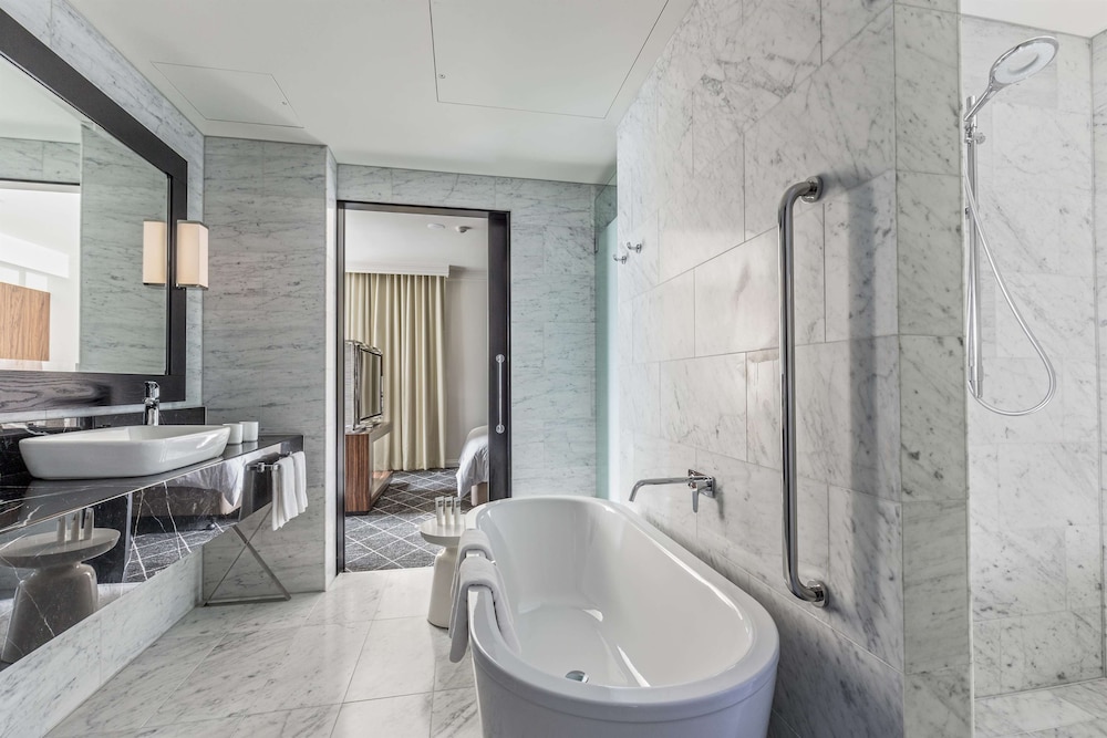 Signature Suite, 1 King Bed, Club Lounge Access (Skyline)